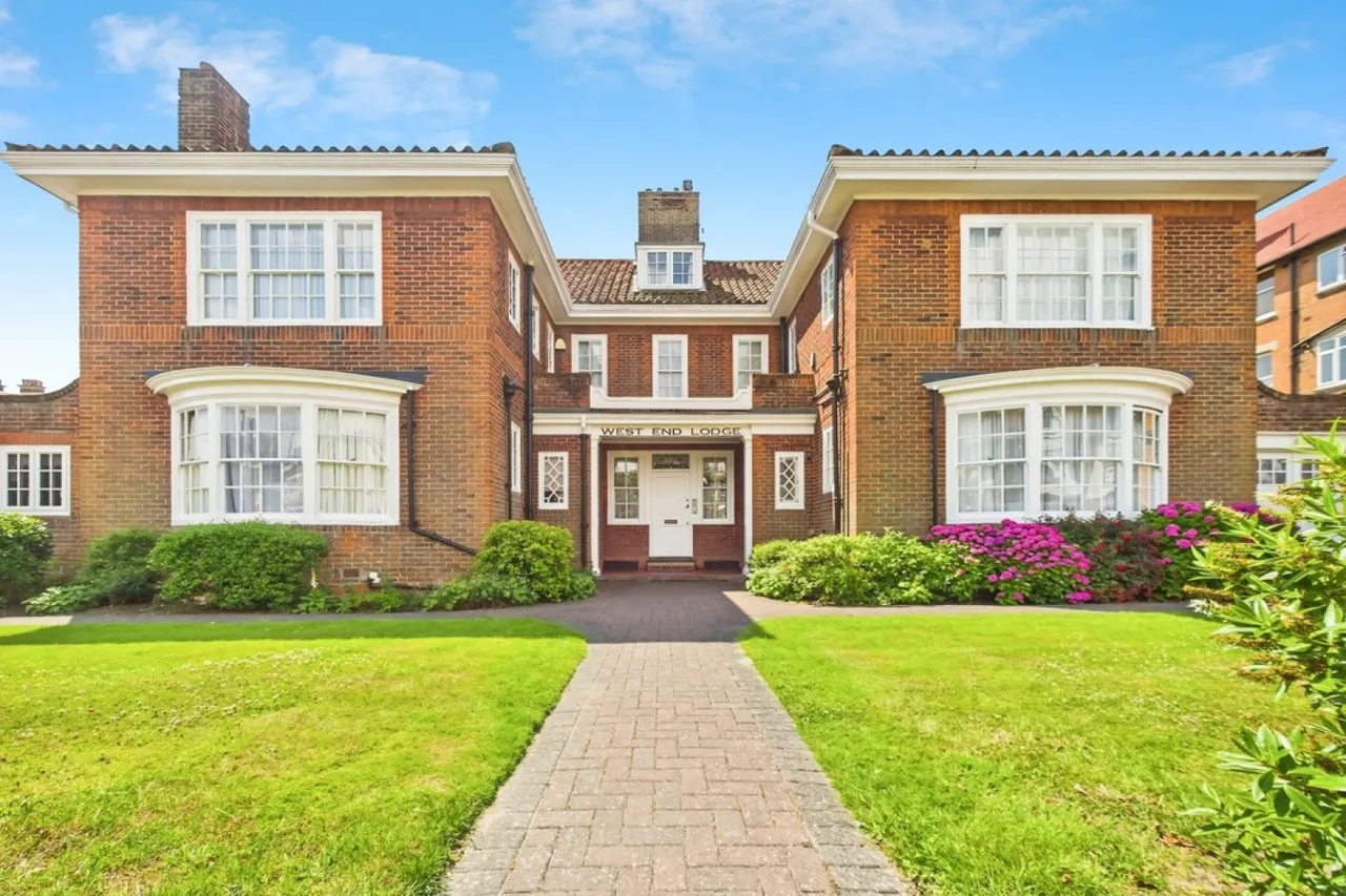 2 bed flat for sale — Sandgate Road, Folkestone