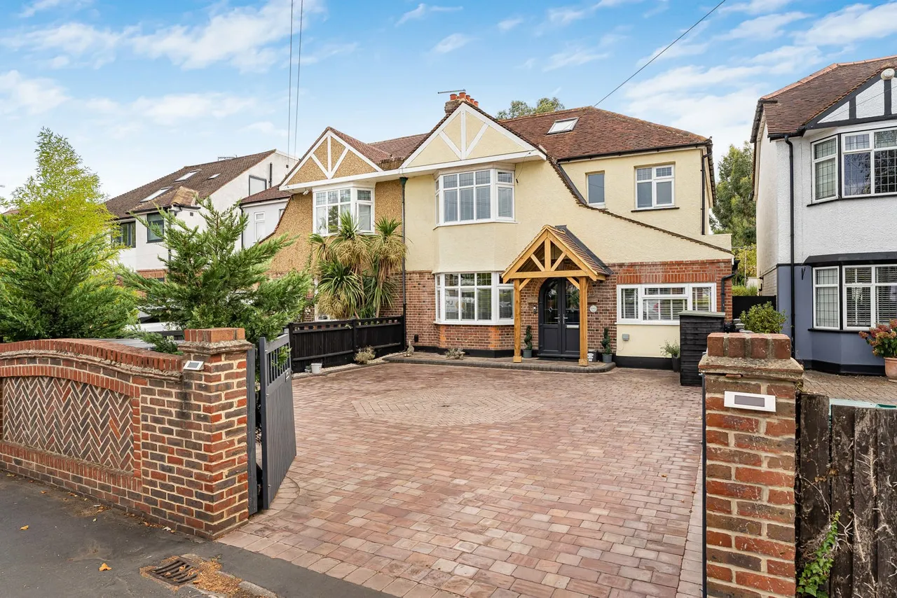 4 bed house for sale, Kingston Road, Staines-upon-Thames, TW18