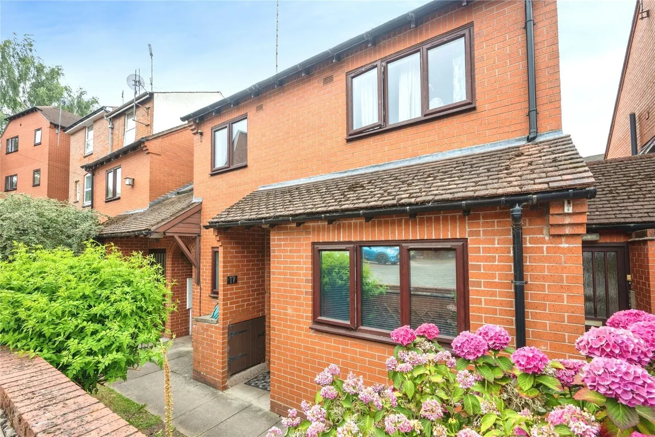2 bed flat for sale, Victoria Mews, Saltisford, CV34