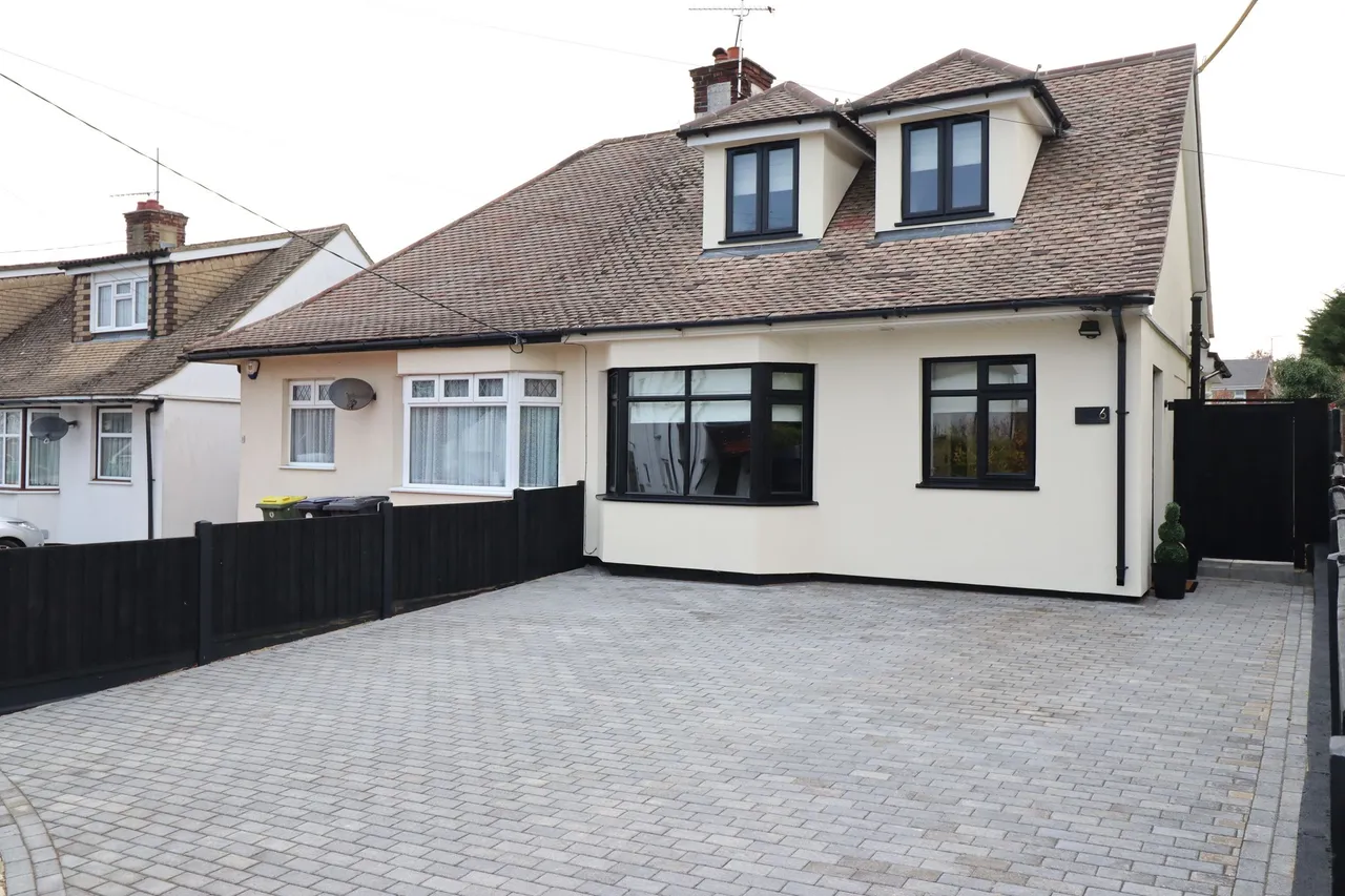 3 bed house for sale — Oakwood Road, Rayleigh, Essex, SS6 9JH