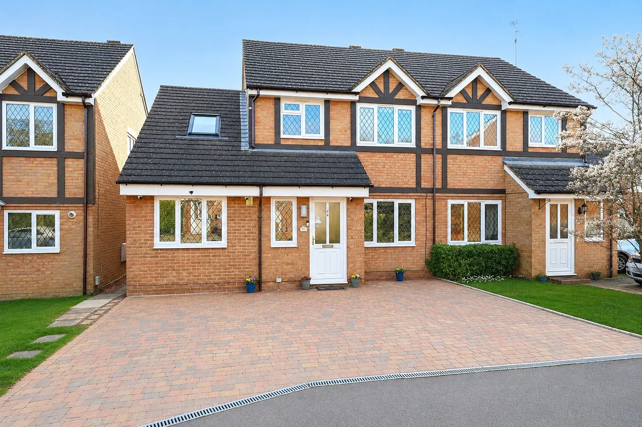 4 bed house for sale — Twisell Thorne, Church Crookham, Fleet, Hampshire, GU52 0YT