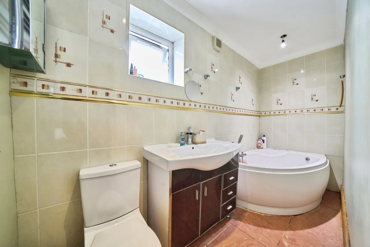 Roding Lane North, Woodford Green, IG8, photo 12