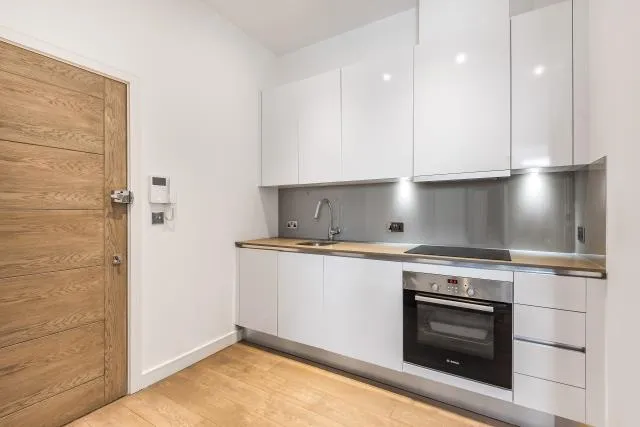 Wellington Street, Slough, SL1, photo 3