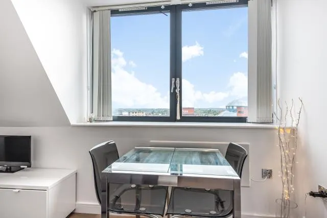 Wellington Street, Slough, SL1, photo 4