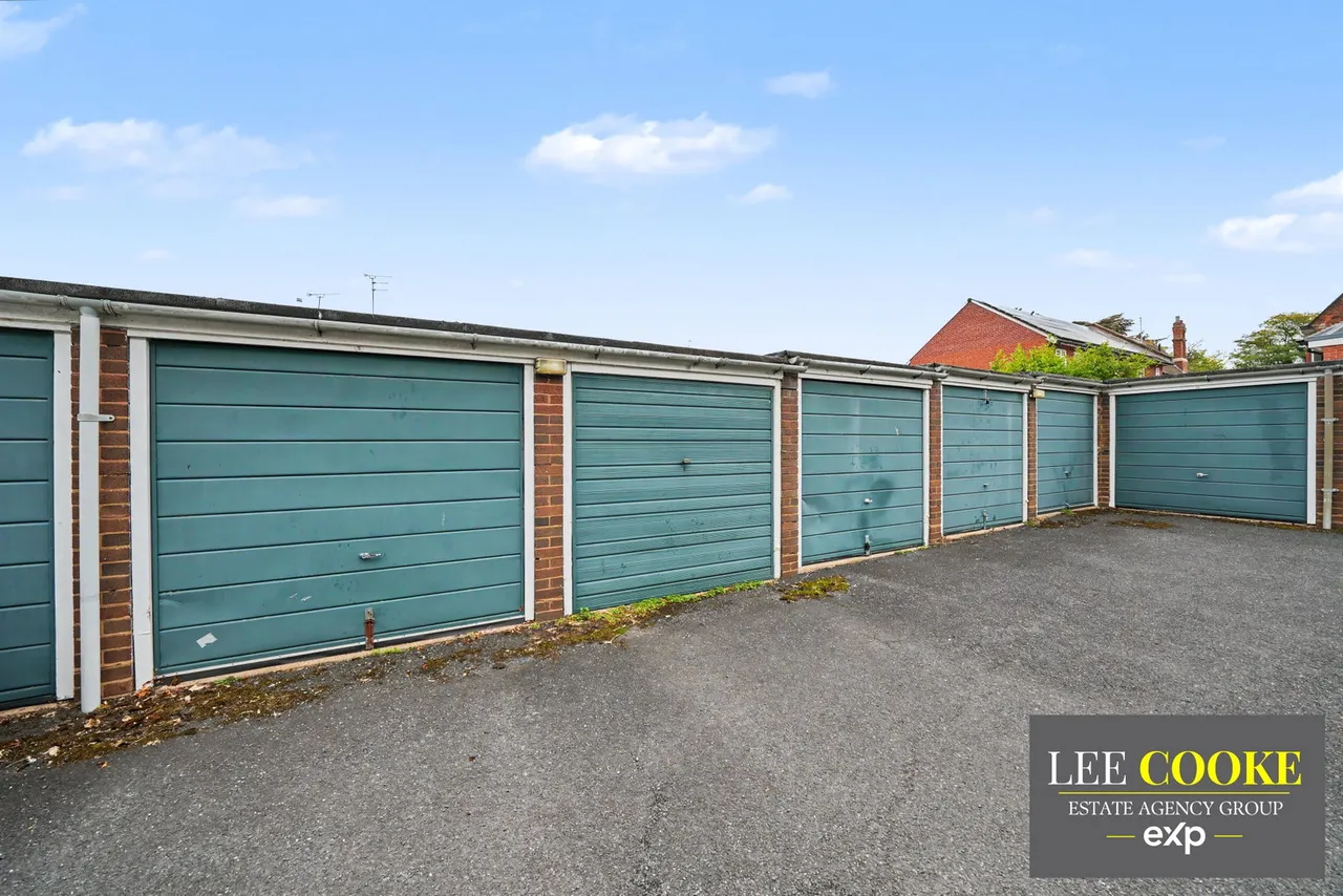 Off Newbridge Crescent, Tettenhall, WV6, photo 3