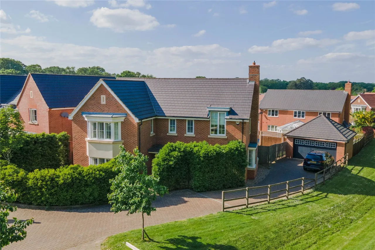 5 bed house for sale — Hatts Close, Hartley Wintney, RG27 8WX