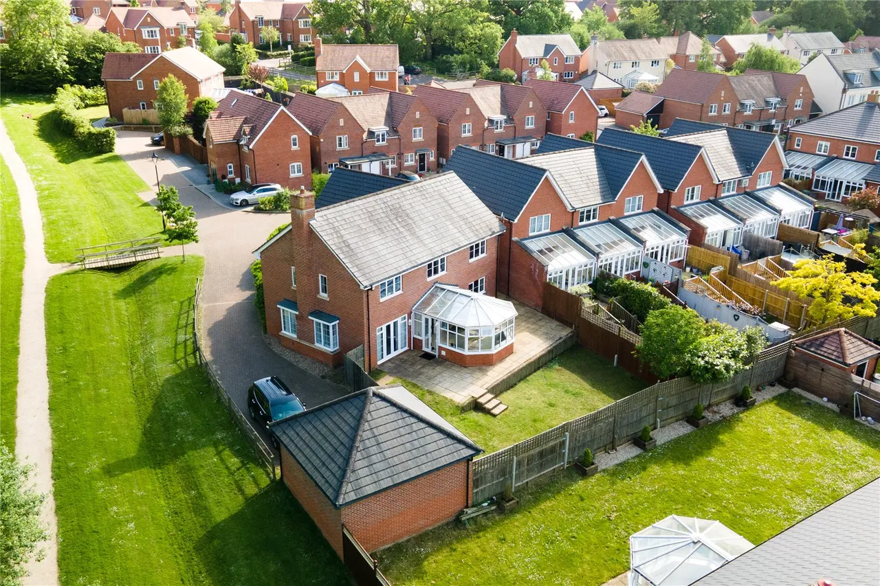 Hatts Close, Hartley Wintney, RG27 8WX, photo 14