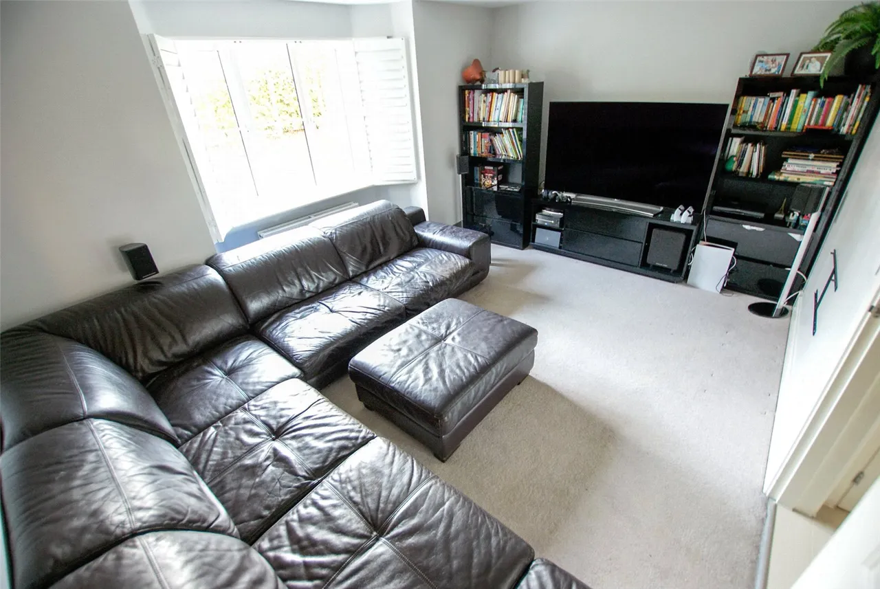 Hatts Close, Hartley Wintney, RG27 8WX, photo 4