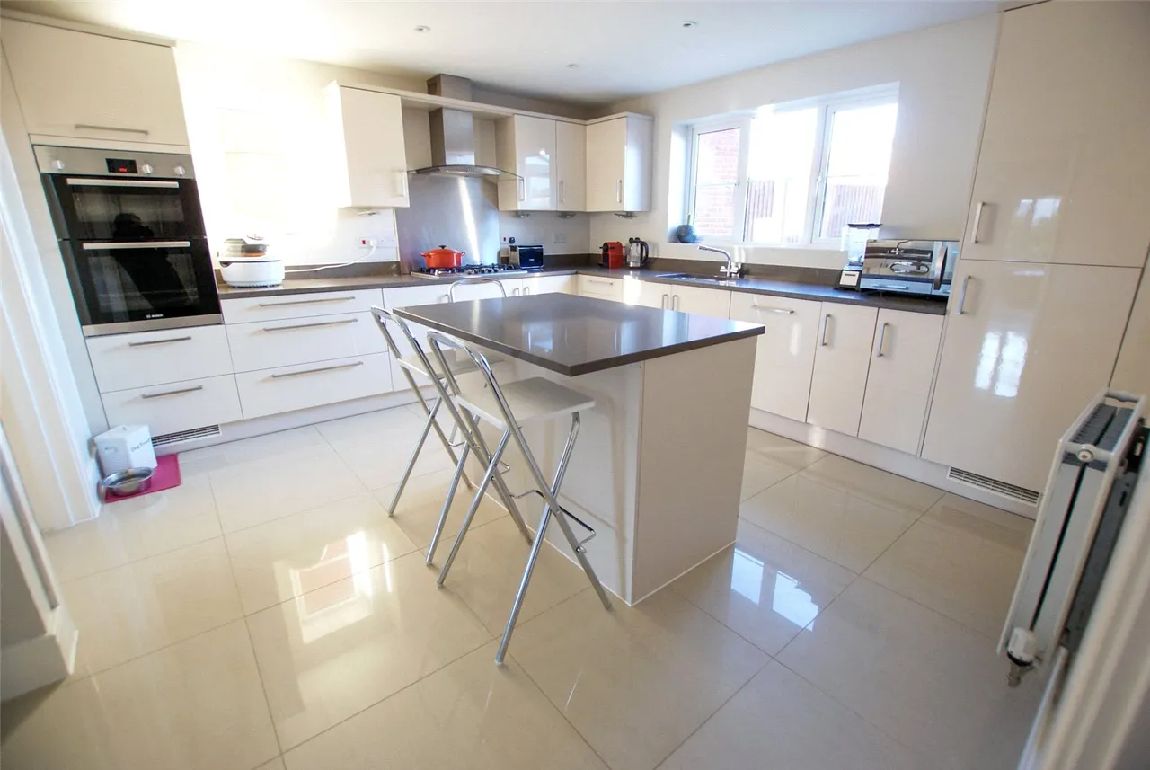 Hatts Close, Hartley Wintney, RG27 8WX, photo 3