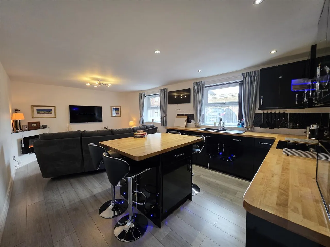 2 bed flat for sale — Belvedere Place, Scarborough YO11 2QX