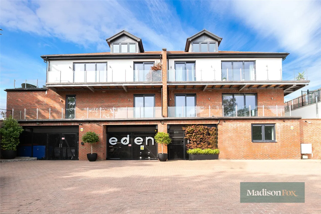 2 bed flat to rent, Eden Avenue, Chigwell, IG7