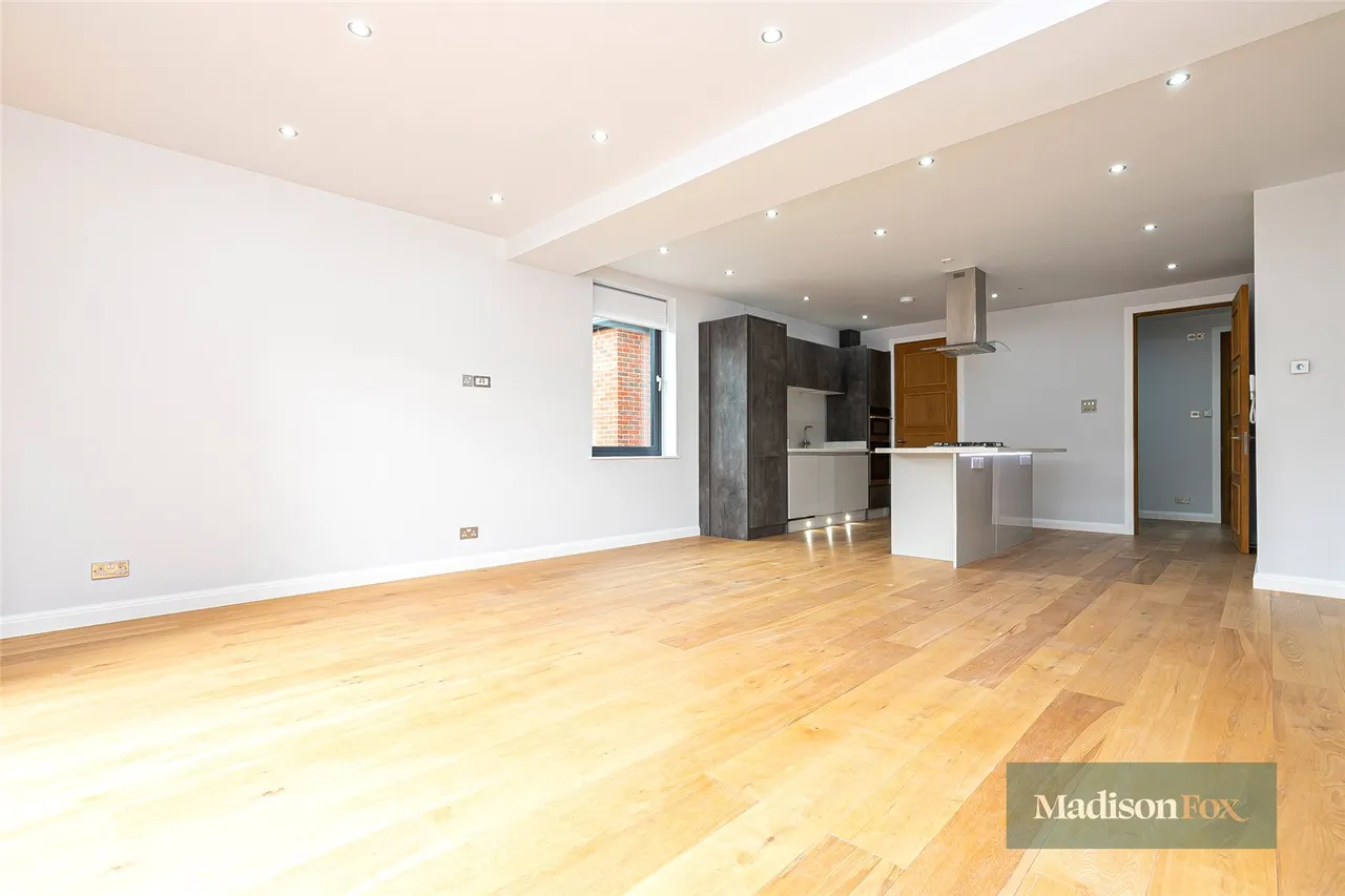Eden Avenue, Chigwell, IG7, photo 2