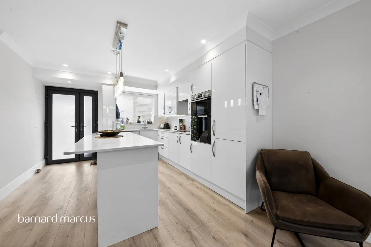 York Way, London, N20, photo 2