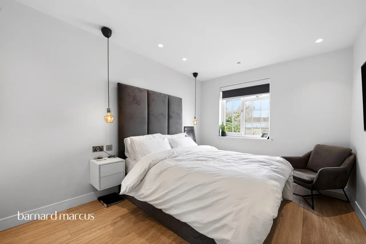 York Way, London, N20, photo 4
