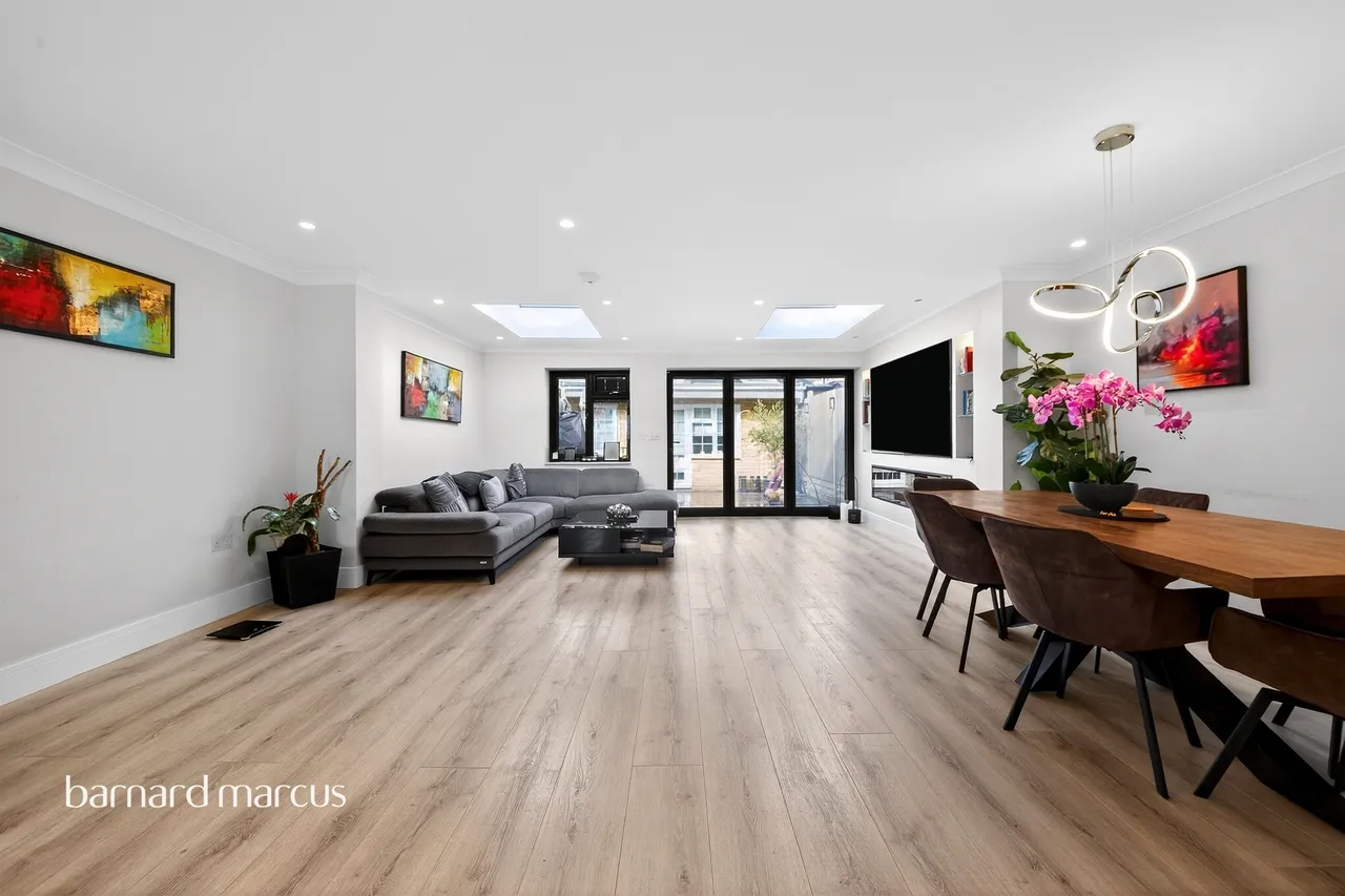 York Way, London, N20, photo 3