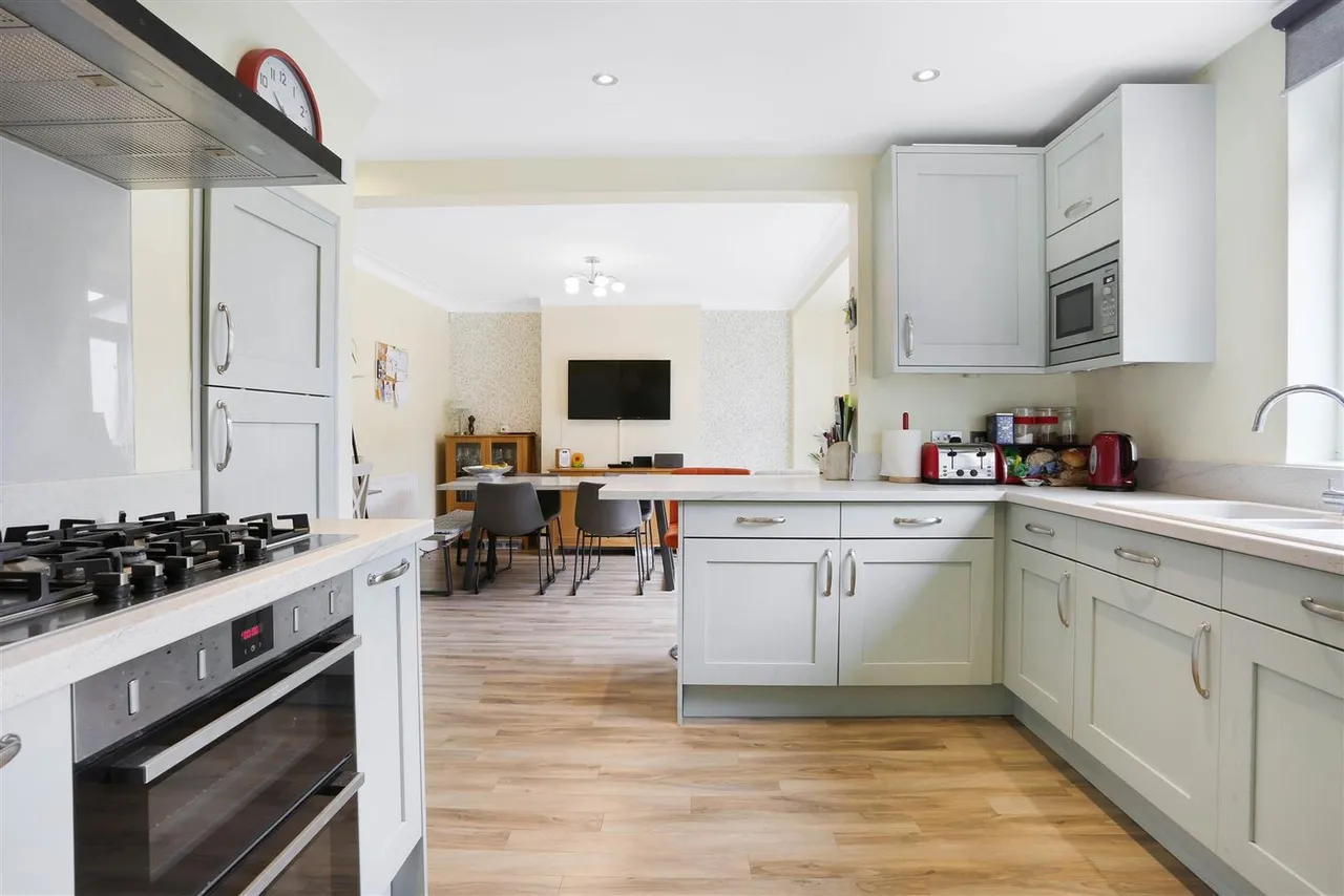 Commonfield Road, Banstead, SM7 2JY, photo 6