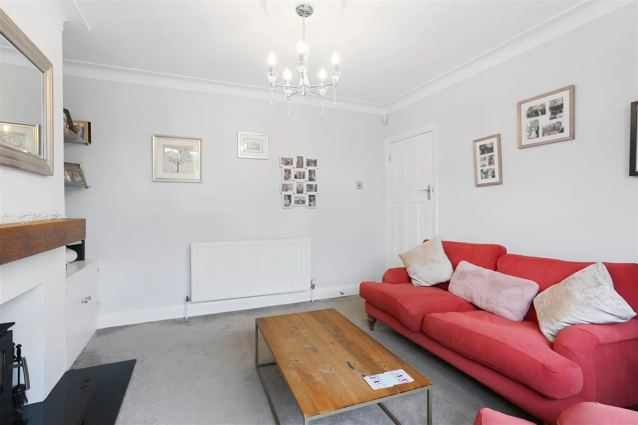 Commonfield Road, Banstead, SM7 2JY, photo 4