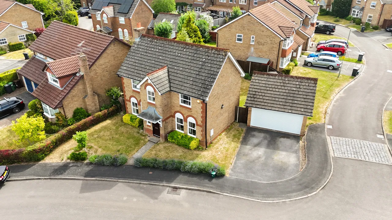 4 bed house for sale — Magnus Drive, Hatch Warren, Basingstoke, RG22