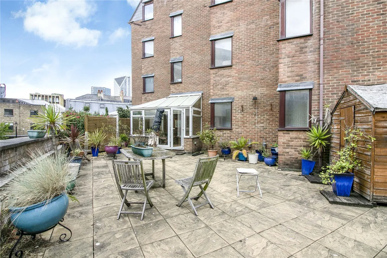 2 bed flat to rent, Hulme Place, London, SE1