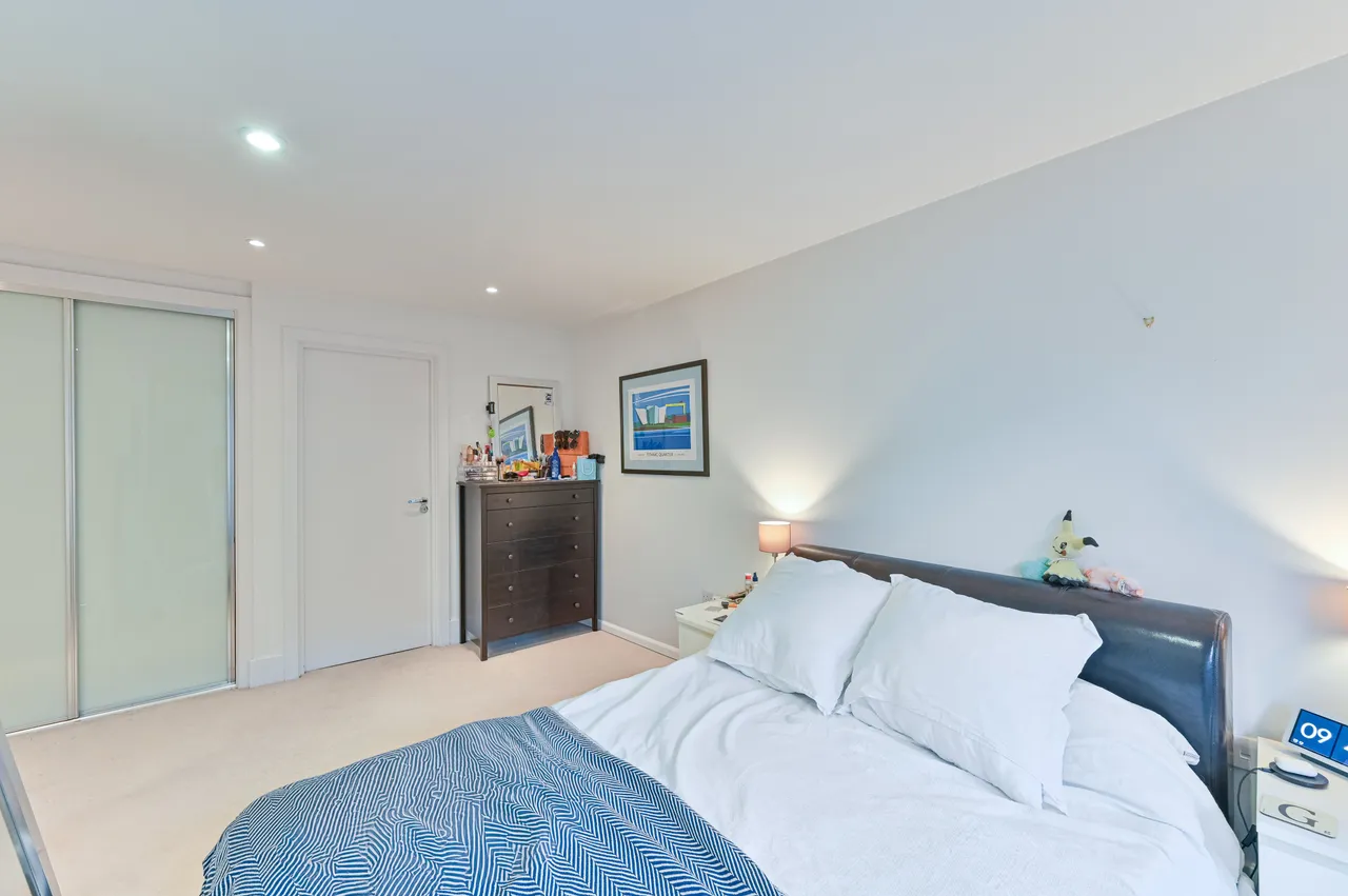 402 West Carriage House, Royal Carriage Mews, London, photo 8