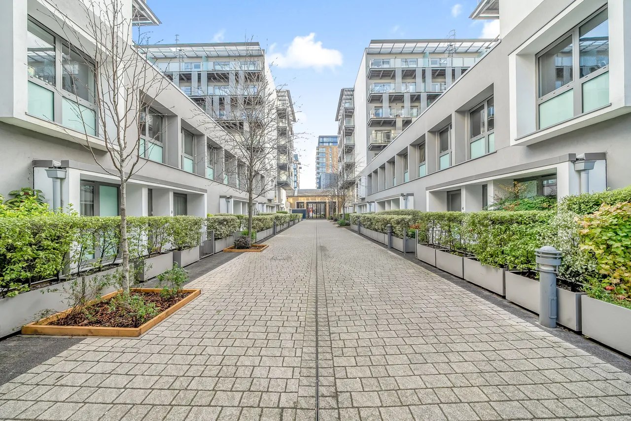 402 West Carriage House, Royal Carriage Mews, London, photo 10