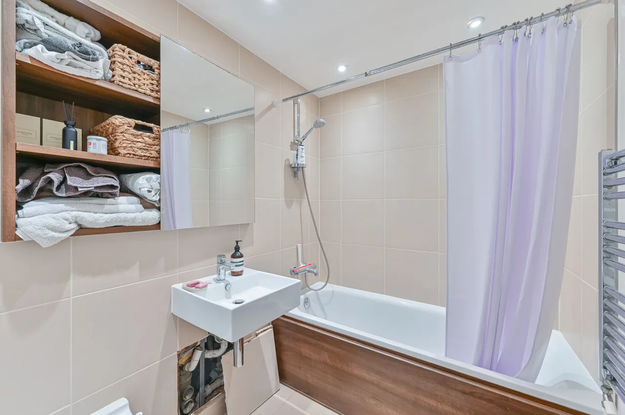 402 West Carriage House, Royal Carriage Mews, London, photo 9