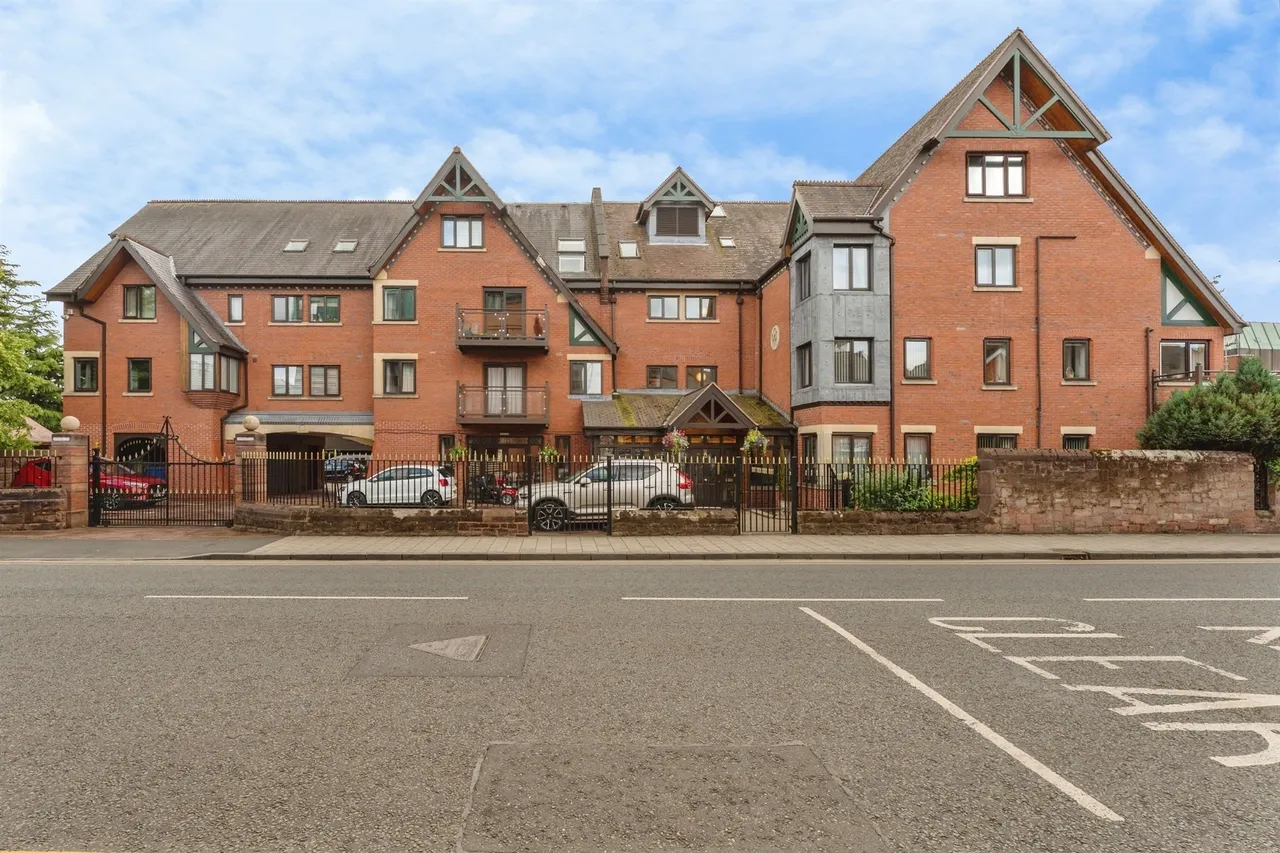 2 bed flat for sale — Knightsbridge Court, Chester