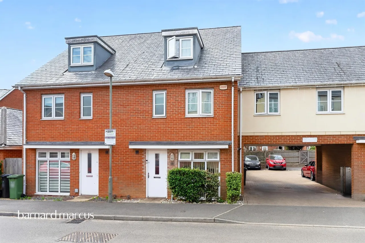 4 bed house for sale — Parritt Road, Redhill
