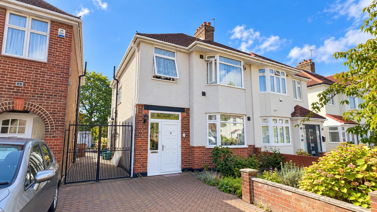 4 bed property to rent, Hogarth Gardens, Hounslow, TW5