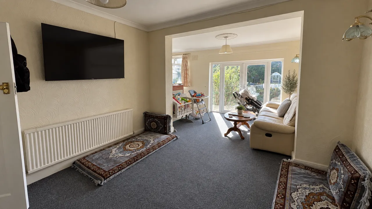 Hogarth Gardens, Hounslow, TW5, photo 2