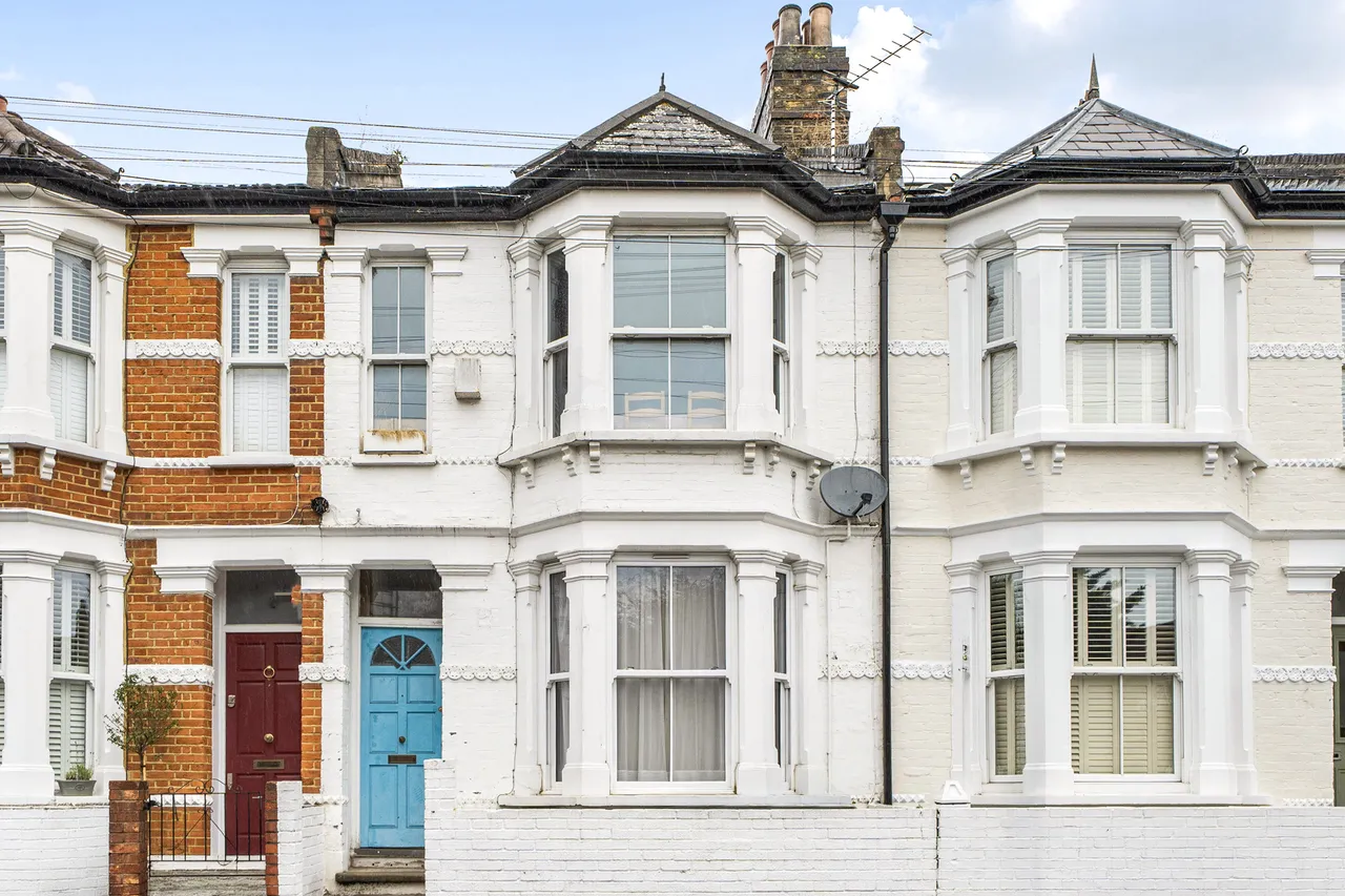 2 bed flat for sale — 325a Eversleigh Road, London