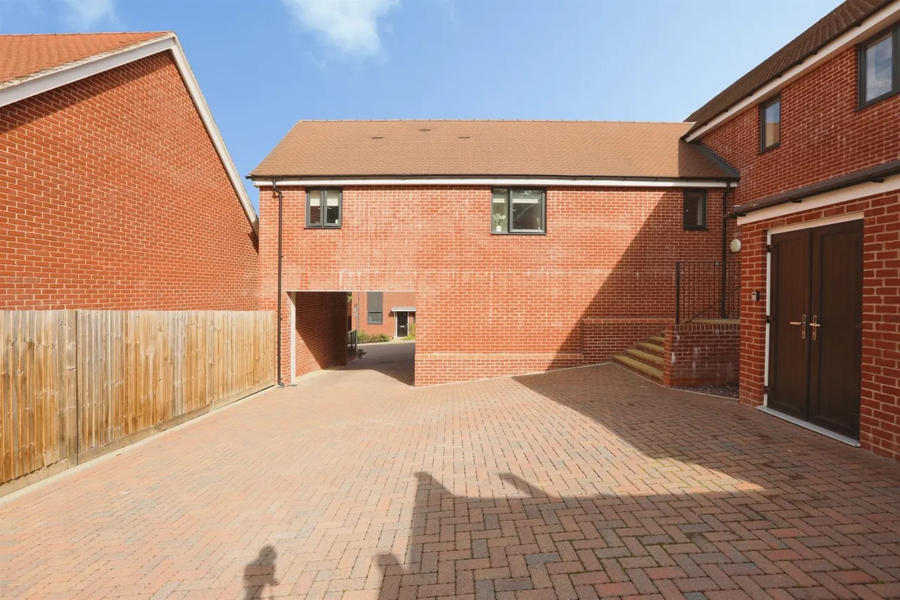 Thistly Field, East Grinstead, RH19, photo 8