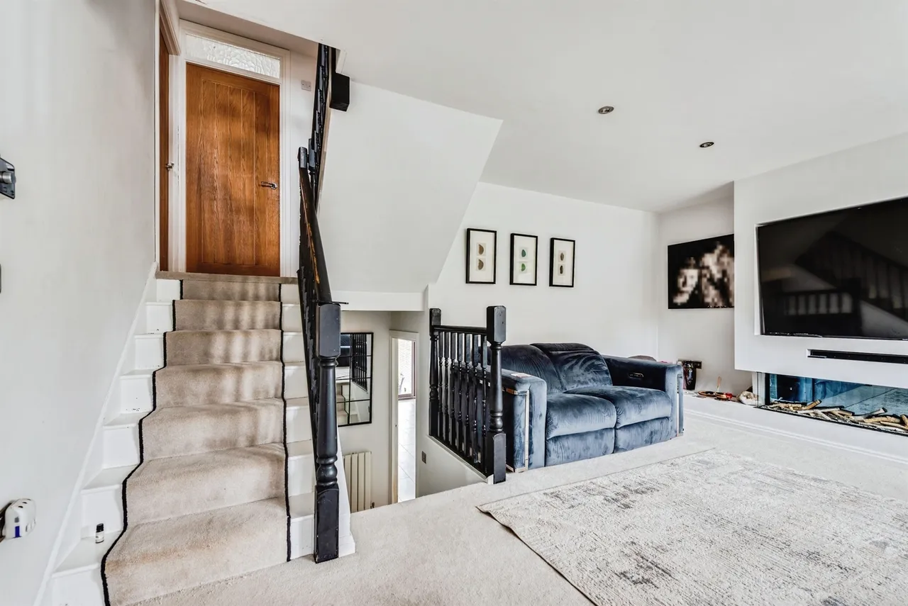 Southernwood Drive, Swindon, photo 4