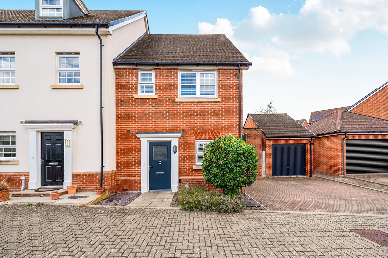 3 bed house for sale — De Montfort Square, Odiham, Hook, Hampshire, RG29 1FR
