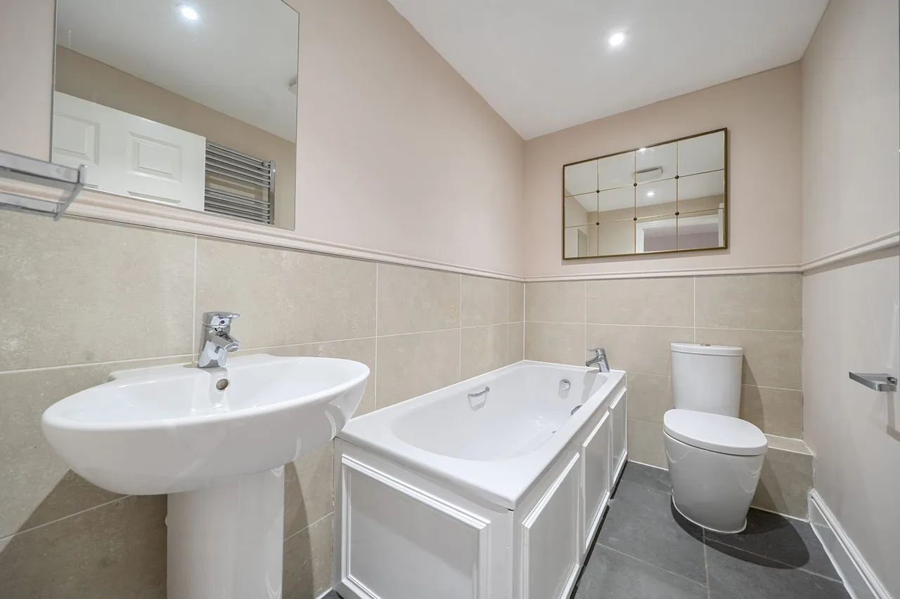 De Montfort Square, Odiham, Hook, Hampshire, RG29 1FR, photo 13