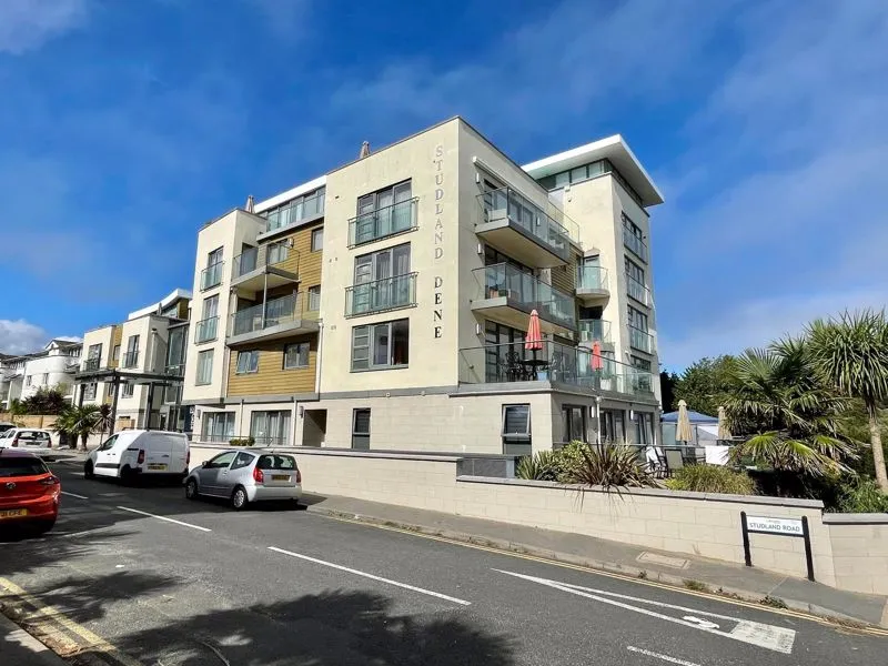 3 bed flat to rent — 2 Studland Dene Road, Bournemouth BH4 8DP