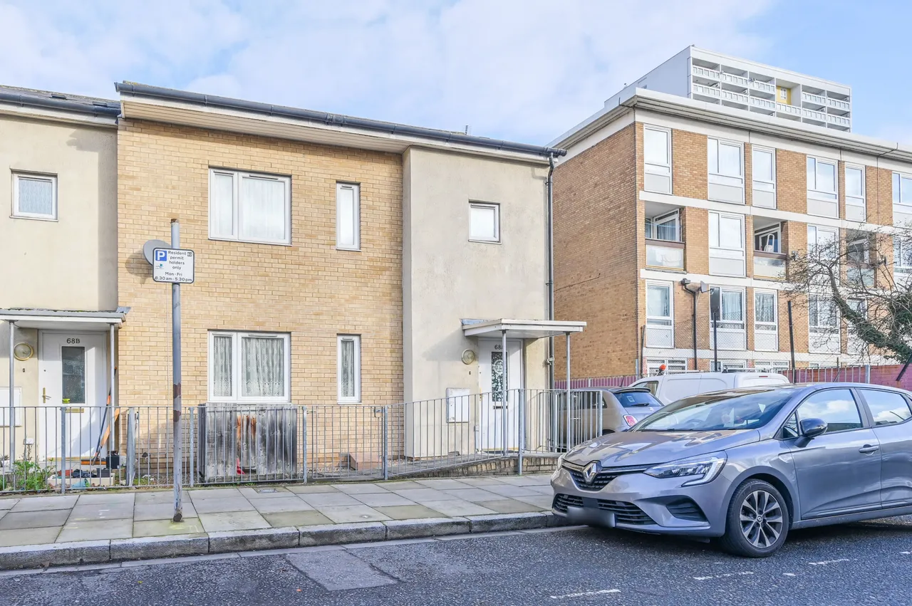 2 bed house for sale — 68a Whitethorn Street, London