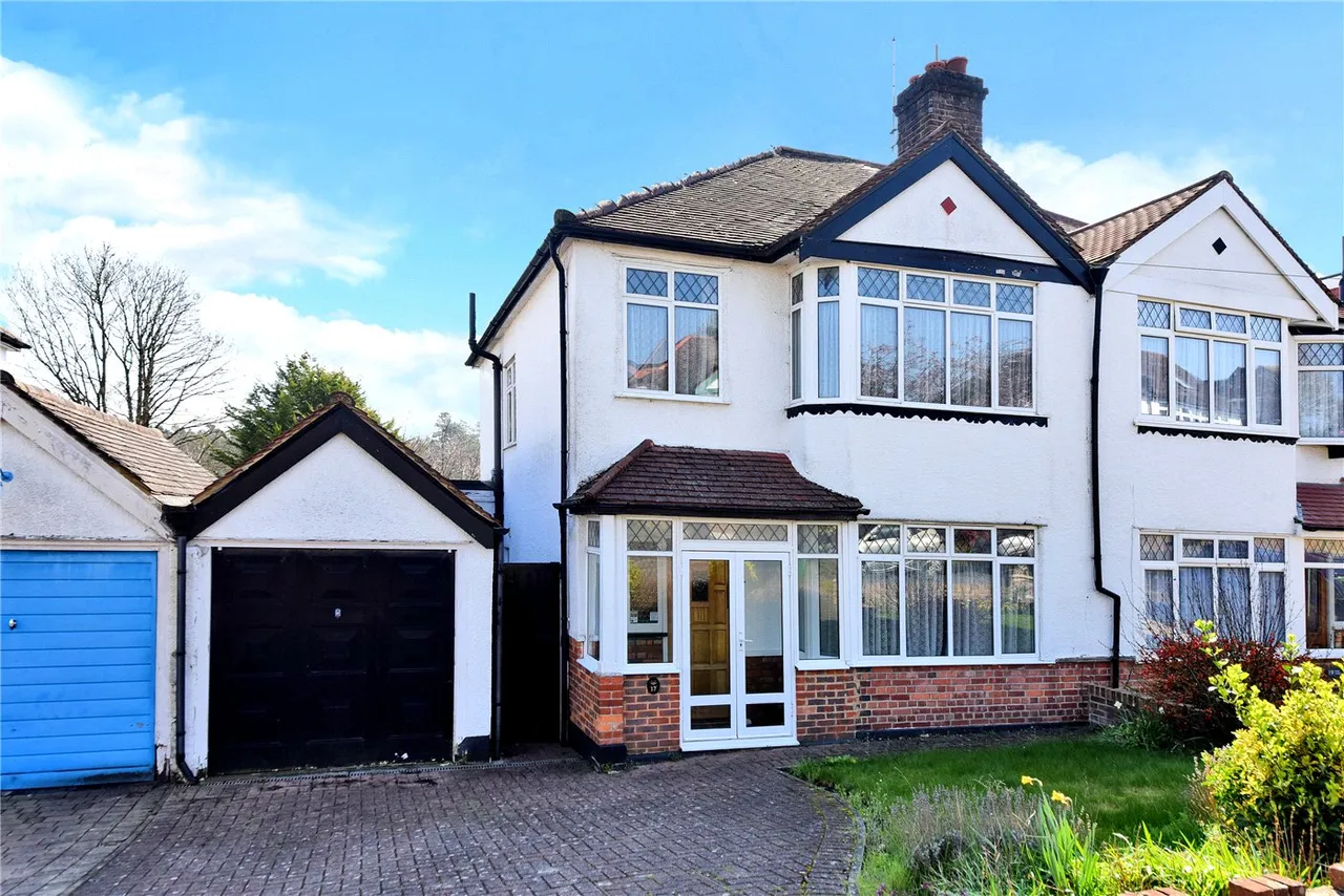 3 bed house for sale, Pine Walk, Banstead, SM7