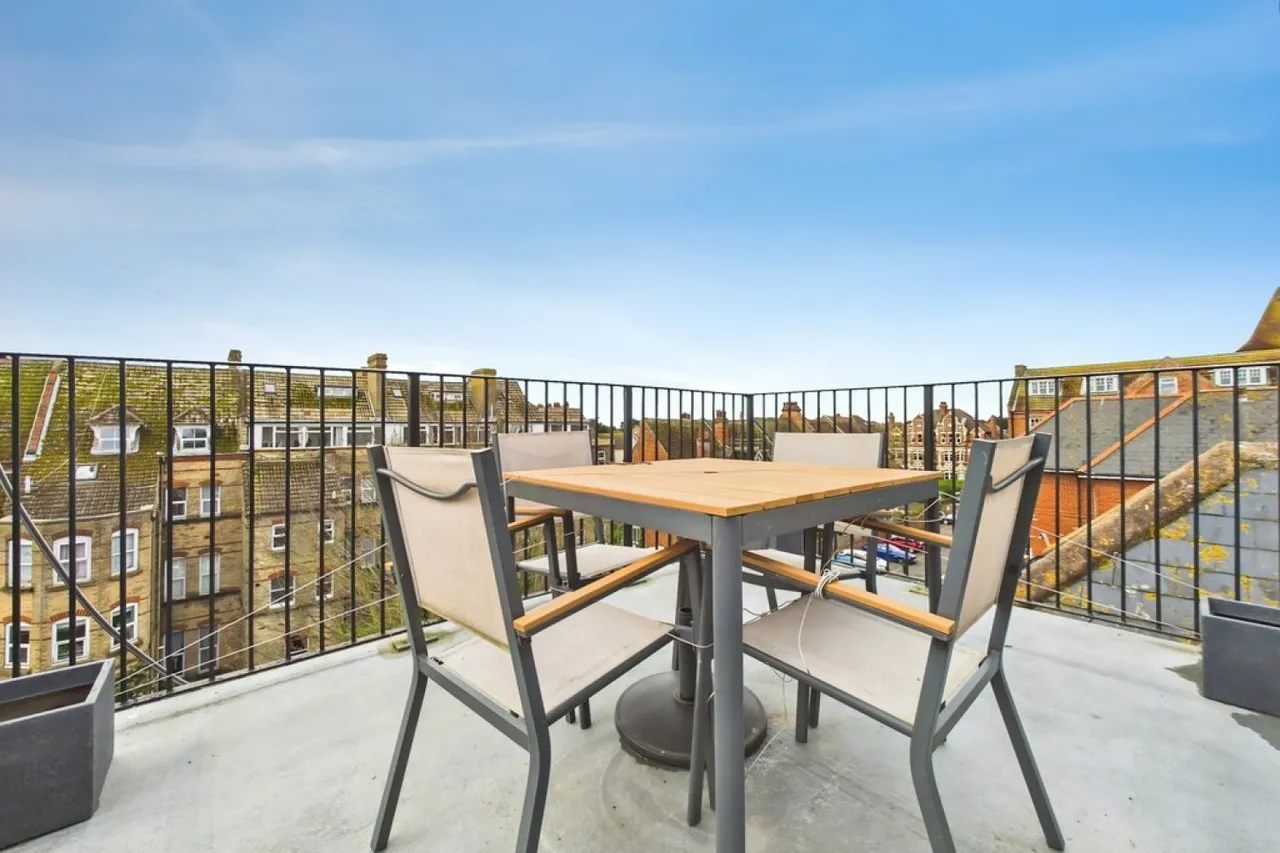 4 bed flat for sale — Bouverie Road West, Folkestone