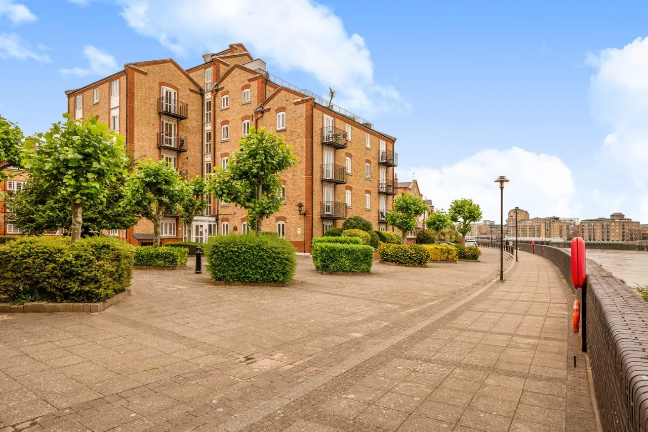 2 bed flat for sale, Rotherhithe Street, London, SE16