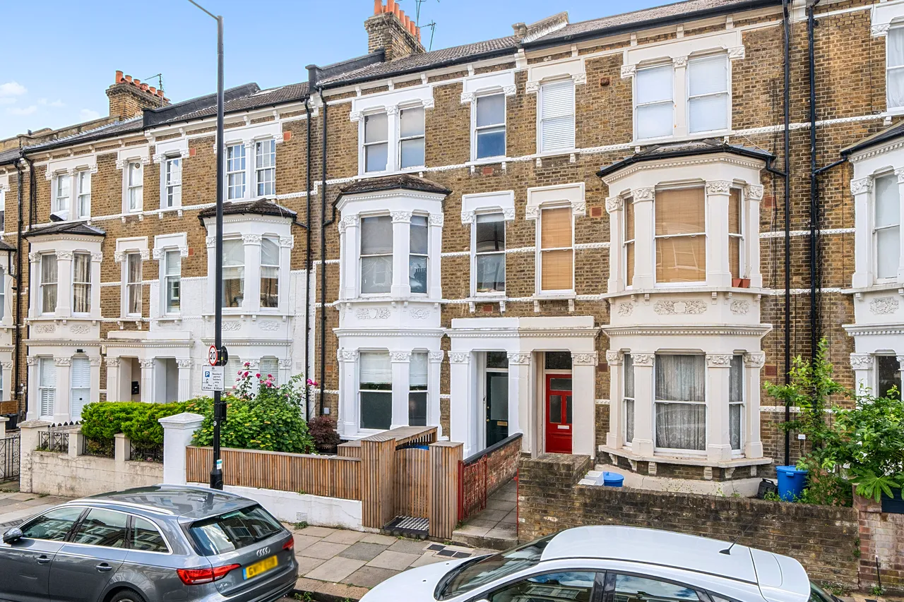 2 bed flat for sale — 74b Saltram Crescent, London