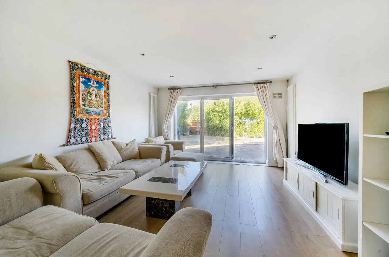 Alexandra Avenue, Camberley, photo 2