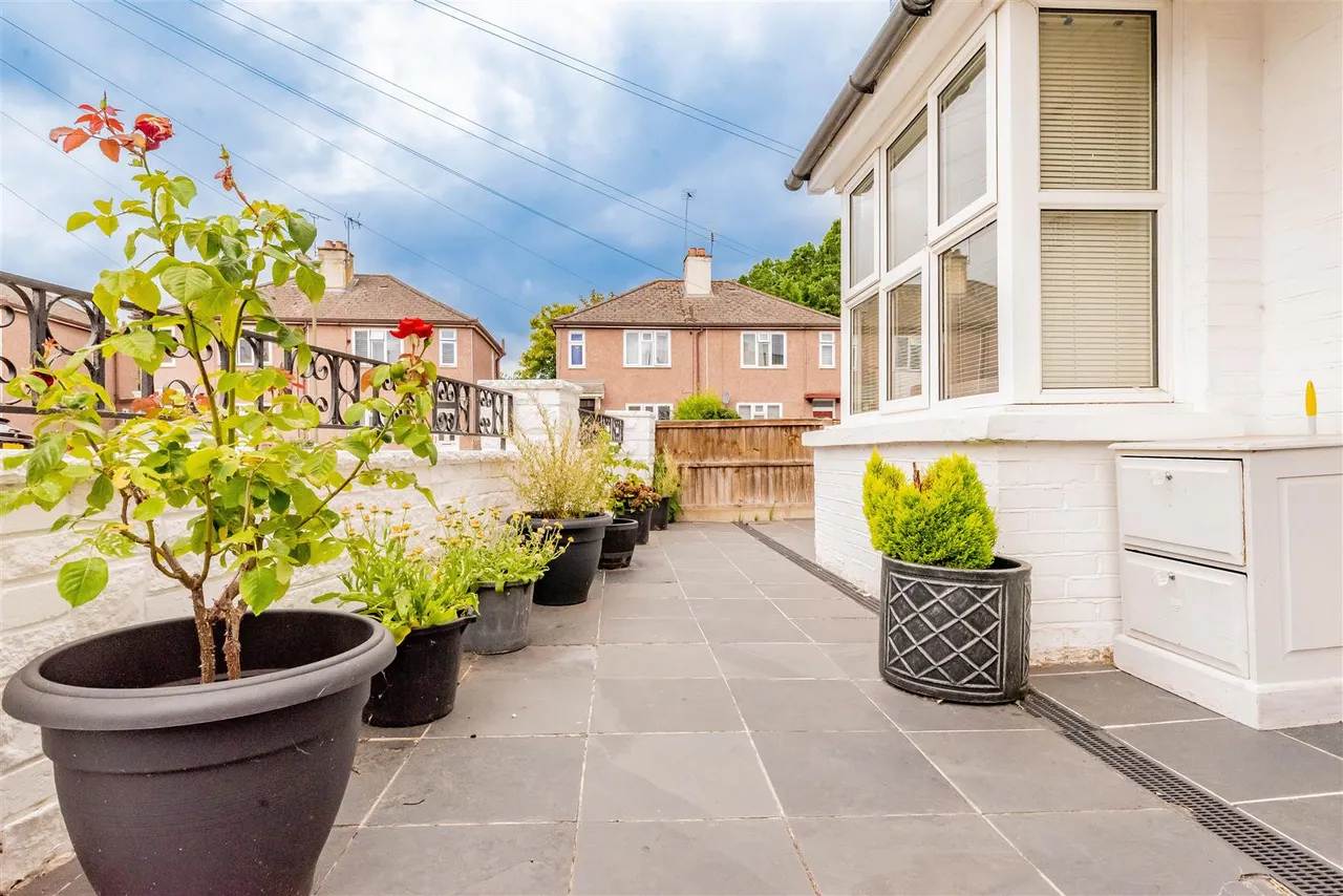 Alexandra Avenue, Camberley, photo 5