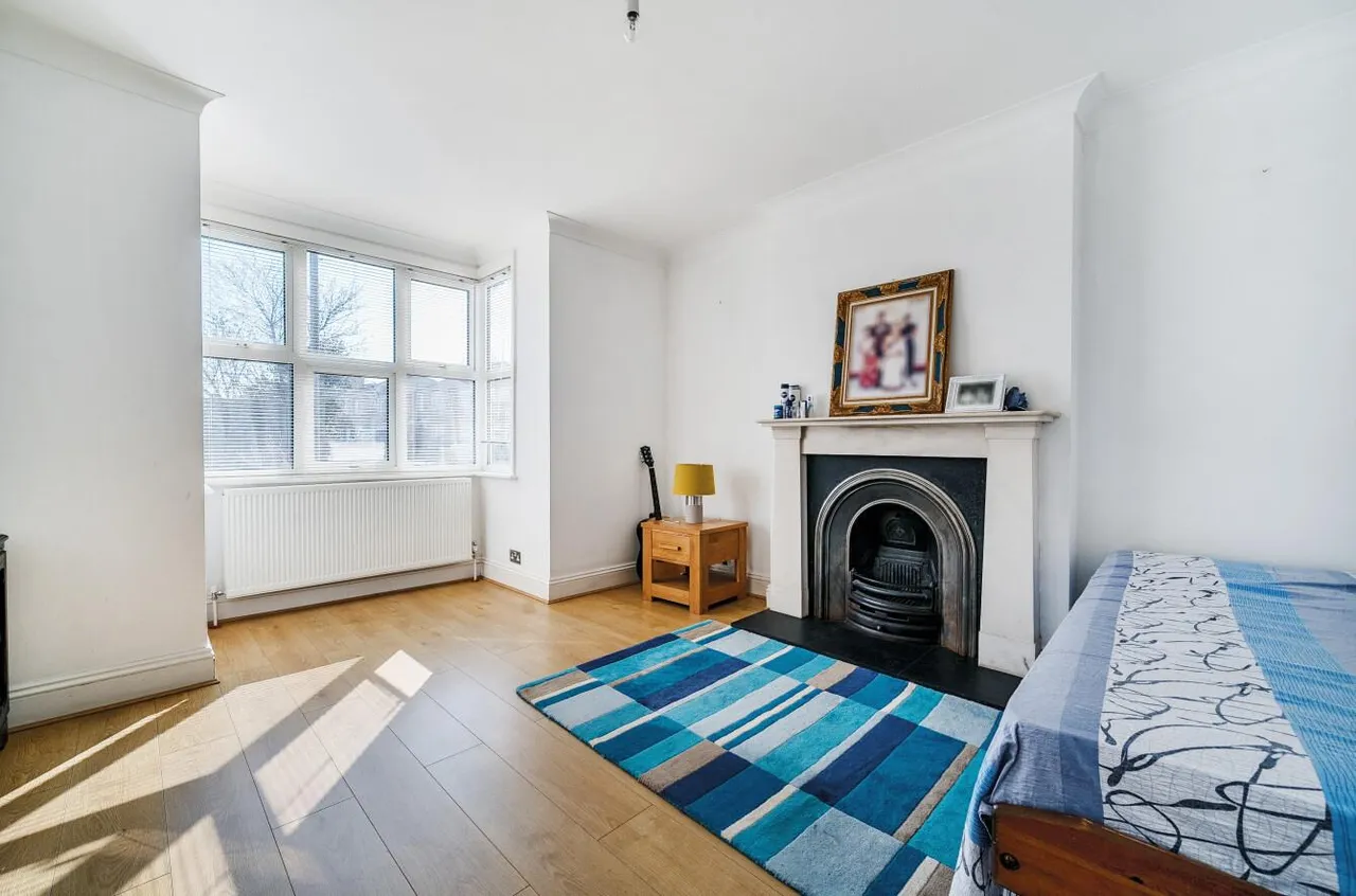 Alexandra Avenue, Camberley, photo 4