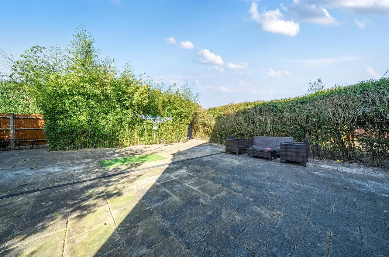 Alexandra Avenue, Camberley, photo 6