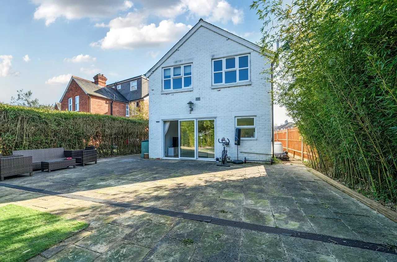 Alexandra Avenue, Camberley, photo 12