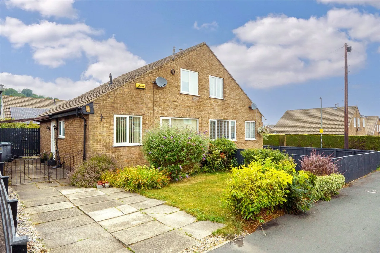 3 bed house for sale, Banks Road, Golcar, HD7