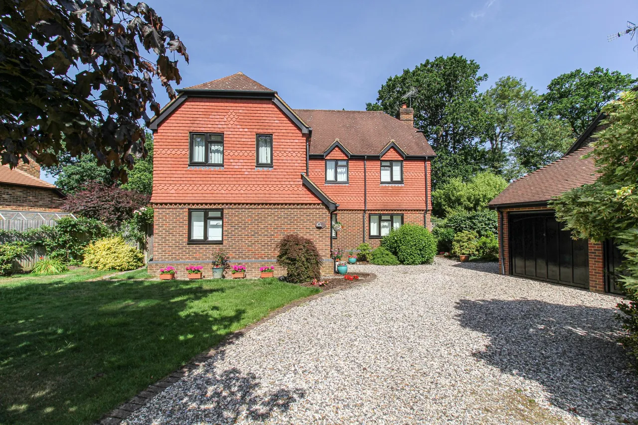 5 bed house for sale — Du Maurier Close, Church Crookham, Fleet, GU52 0YA