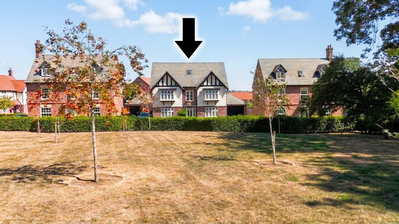 5 bed house for sale — Furrow Way, Great Glen, LE8