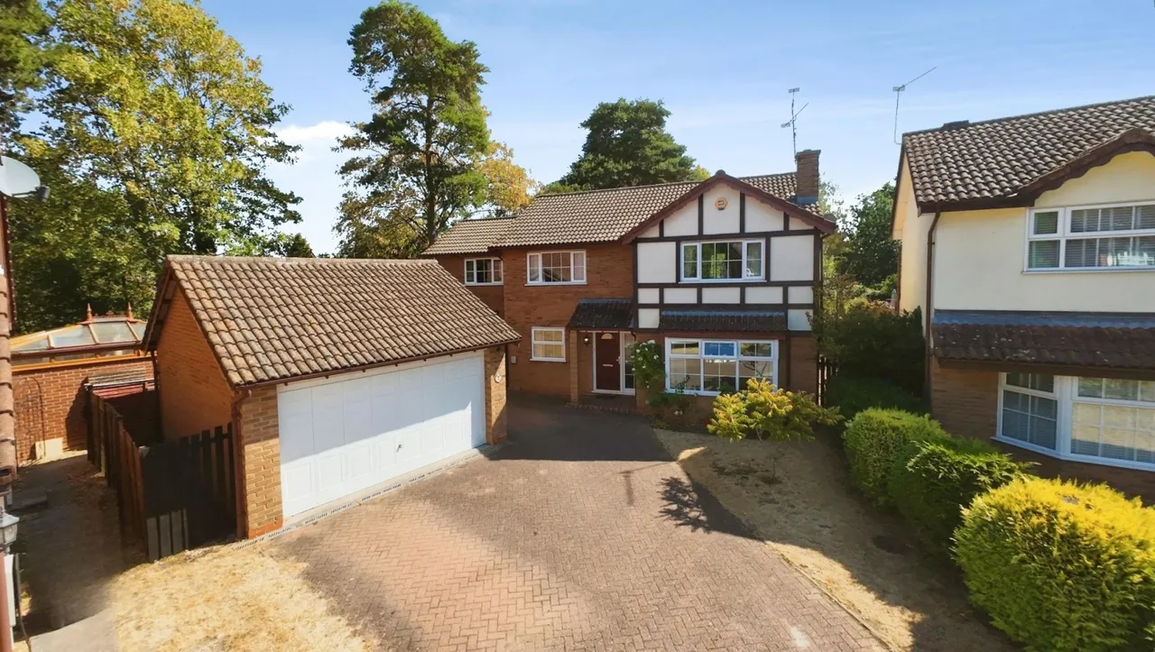 5 bed house for sale — Thorpe Close, Wokingham
